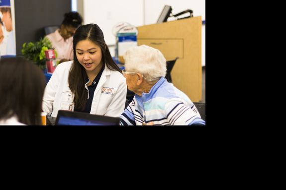 PharmD student with patient at Medicare Part D Outreach Clinic
