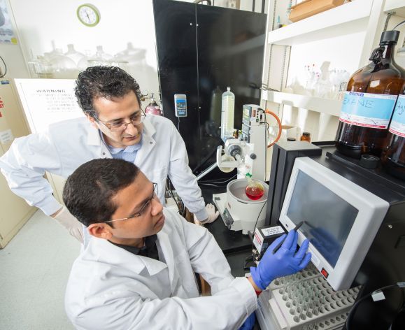 Mamoun M. Alhamadsheh in lab with research assistant