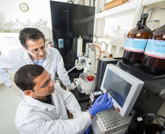 Mamoun M. Alhamadsheh in lab with research assistant