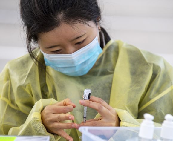 PharmD student prepares COVID-19 vaccine